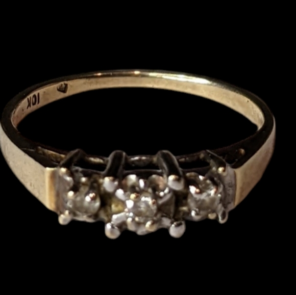 Vintage 3 Diamonds 10K Gold Ring size 5 - Picture 2 of 6